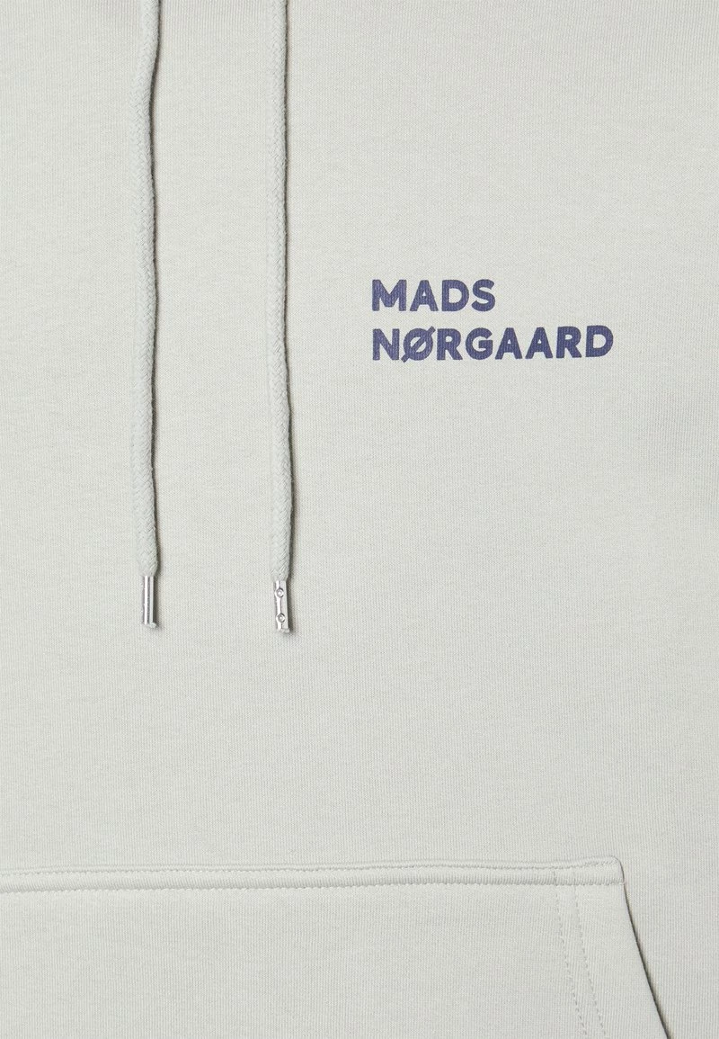 Mads Nørgaard NEW STANDARD HOODIE LOGO - Sweatshirt - Wrought Iron - Herren 5 Mads Nørgaard NEW STANDARD HOODIE LOGO - Sweatshirt - Wrought Iron - Herren – Bild 3