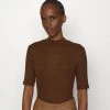 Modström - Damen KROWN - T-Shirt Basic - Pecan -Mads Nørgaard Verkäufe 2022 0c91c6304d324471aabcc6e2330f08bb