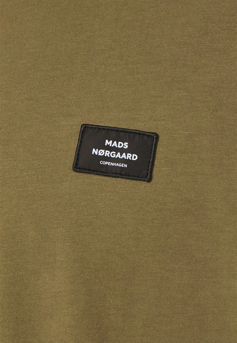 Mads Nørgaard TWIN BADGE - T-Shirt Basic - Capers - Herren 5 Mads Nørgaard TWIN BADGE - T-Shirt Basic - Capers - Herren – Bild 3