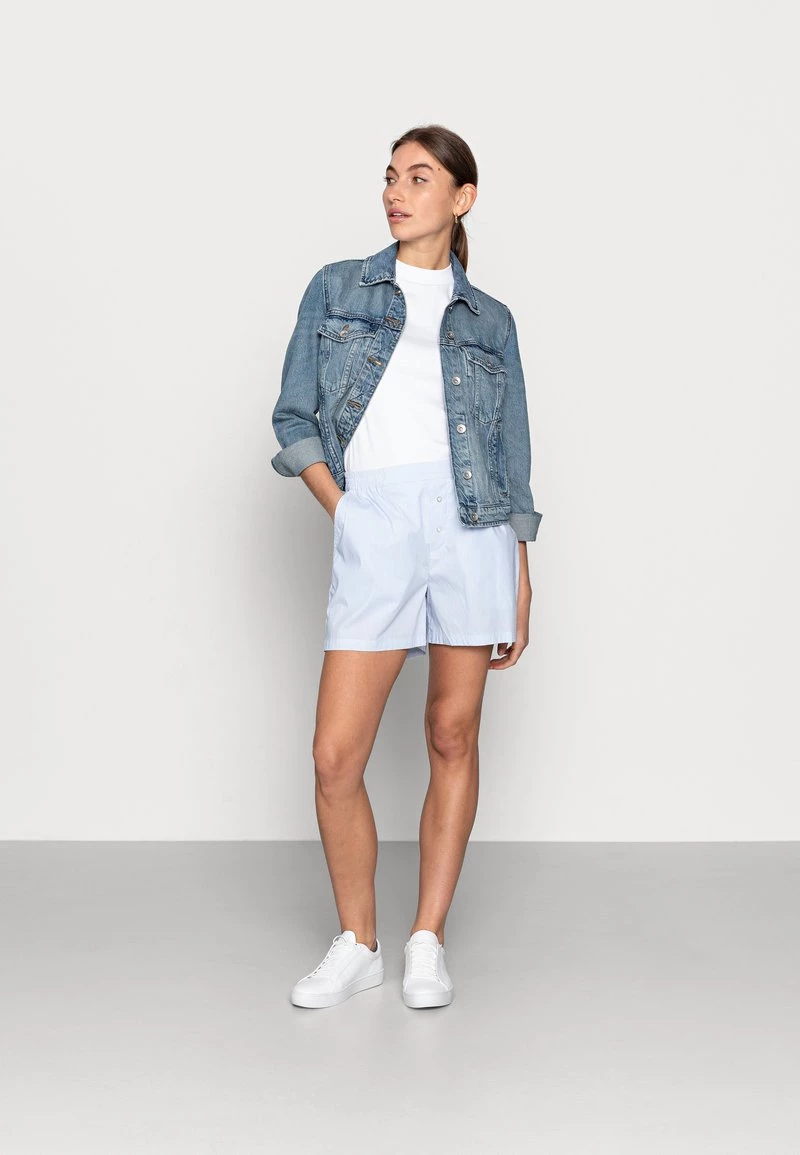 Mads Nørgaard ORGANIC POPLIN SLOAN - Shorts - Light Blue Stripe - Damen 4 Mads Nørgaard ORGANIC POPLIN SLOAN - Shorts - Light Blue Stripe - Damen – Bild 2
