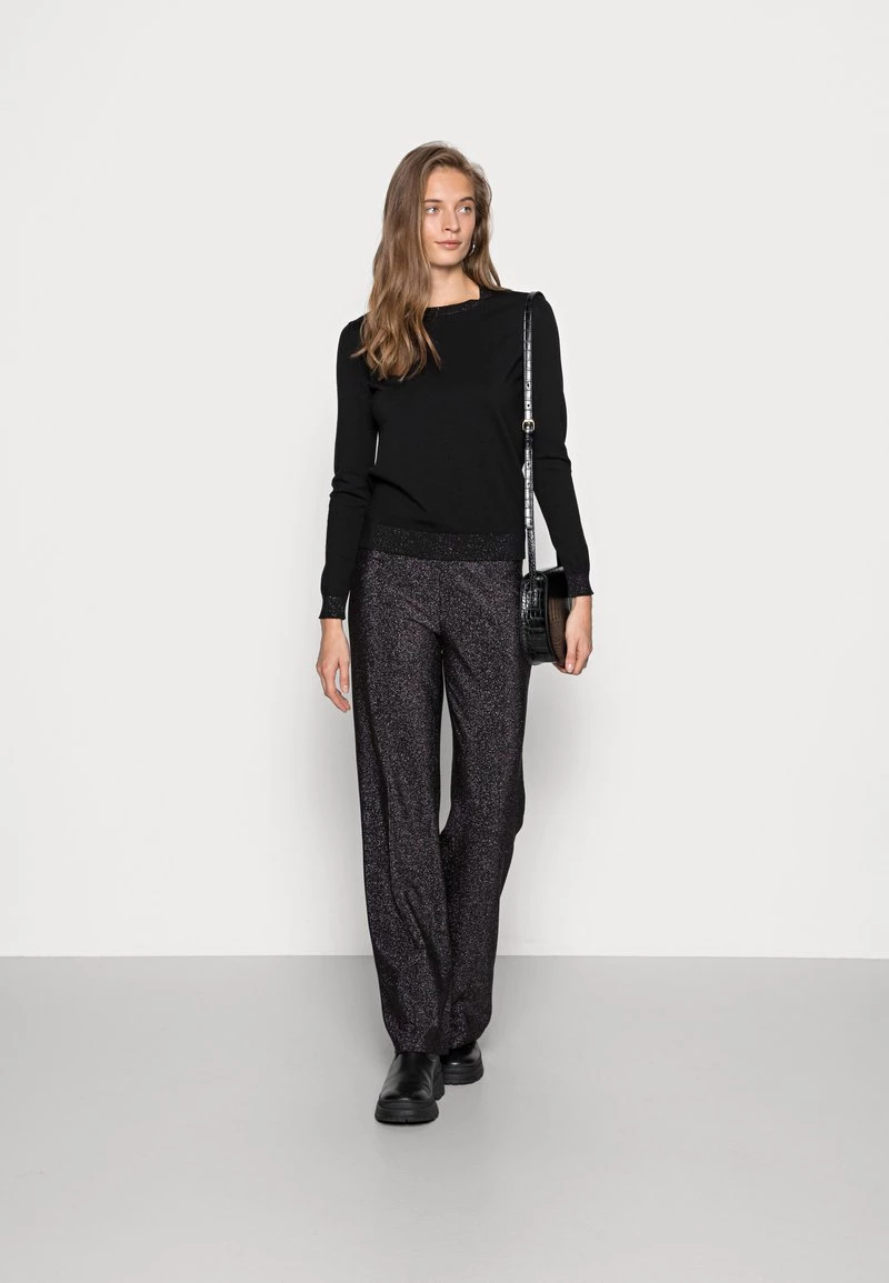 Mads Nørgaard - Damen GLITTER STRETCH PIRLA PANTS - Stoffhose - Metallic Winetasting 4 Mads Nørgaard - Damen GLITTER STRETCH PIRLA PANTS - Stoffhose - Metallic Winetasting – Bild 2