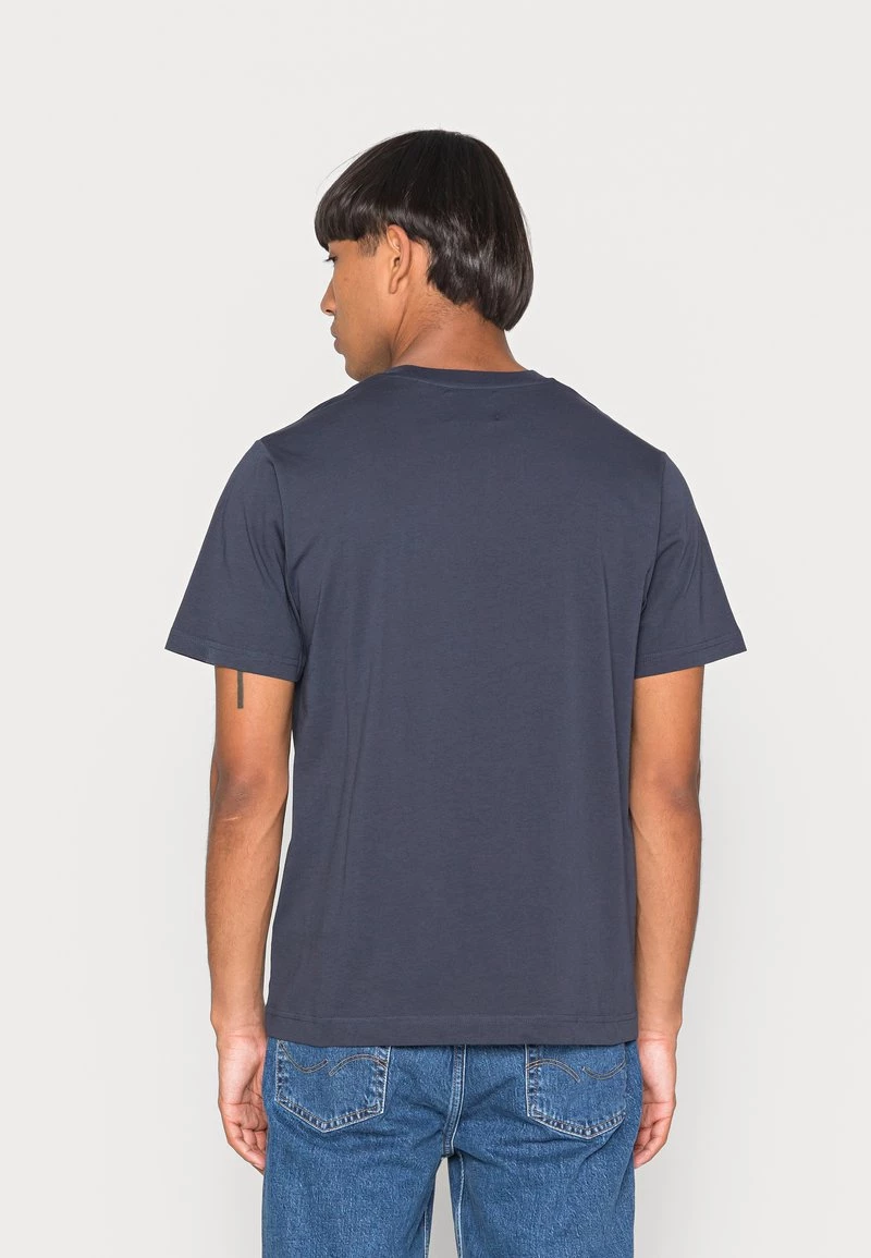 Mads Nørgaard - Herren ORGANIC TWIN LOGO TEE - T-Shirt Basic - Inkwell 5 Mads Nørgaard - Herren ORGANIC TWIN LOGO TEE - T-Shirt Basic - Inkwell – Bild 3