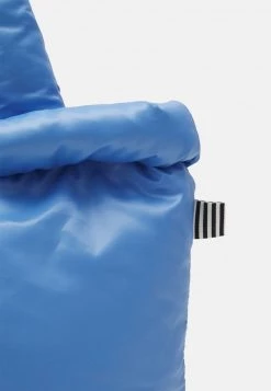 Mads Nørgaard TECH PILLOW - Shopping Bag - Della Robbia Blue - Damen -Mads Nørgaard Verkäufe 2022 385702152cd64c6e867ef9b827ddd54c