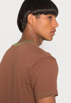 Mads Nørgaard - Herren ORGANIC MINI THOR TEE - T-Shirt Print - Sphagnum/brick Red -Mads Nørgaard Verkäufe 2022 3e41c74dcdf44f1b900f69485cc3cff9