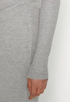 Modström KROWN T NECK DRESS - Strickkleid - Grey Melange - Damen 15 Modström KROWN T NECK DRESS - Strickkleid - Grey Melange - Damen -Mads Nørgaard Verkäufe 2022 4826d8feb8dc4493a99cf517873479d0