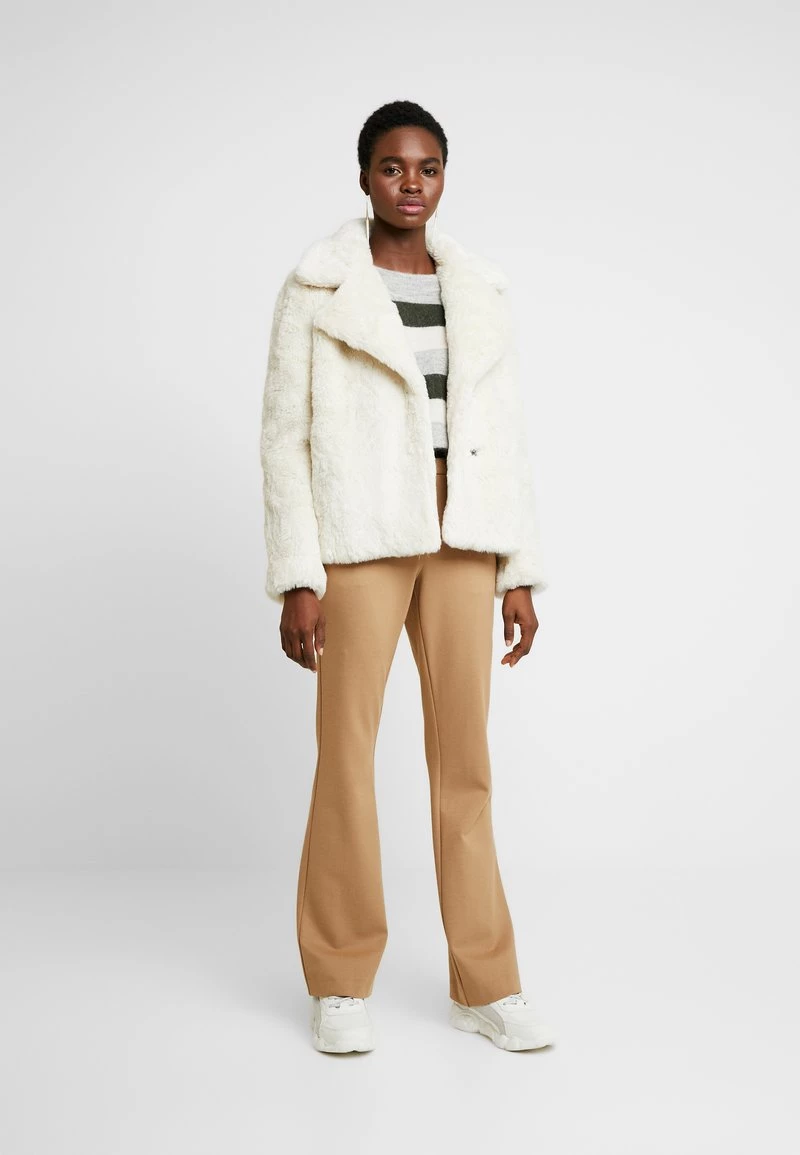 Modström - Damen TANNY FLARE PANTS - Stoffhose - Caramel 4 Modström - Damen TANNY FLARE PANTS - Stoffhose - Caramel – Bild 2