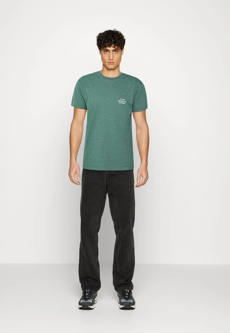 Mads Nørgaard DUSTY EMBROIDERY THOR TEE - T-Shirt Basic - Duck Green - Herren 4 Mads Nørgaard DUSTY EMBROIDERY THOR TEE - T-Shirt Basic - Duck Green - Herren – Bild 2