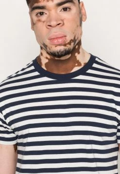 Mads Nørgaard MIDI THOR TEE - T-Shirt Print - Navy/white - Herren 11 Mads Nørgaard MIDI THOR TEE - T-Shirt Print - Navy/white - Herren -Mads Nørgaard Verkäufe 2022 6f08d5801c96441f99ad23cbf446f2b1