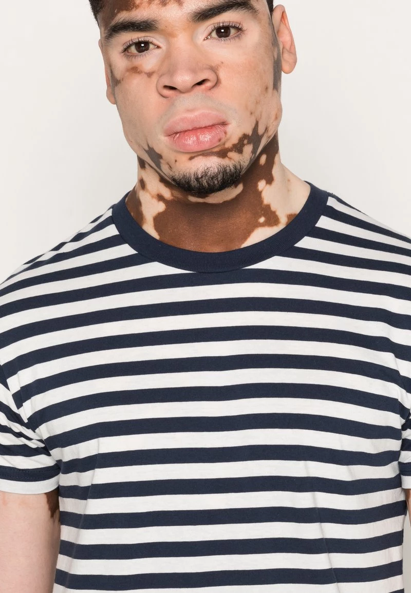 Mads Nørgaard MIDI THOR TEE - T-Shirt Print - Navy/white - Herren 7 Mads Nørgaard MIDI THOR TEE - T-Shirt Print - Navy/white - Herren – Bild 5