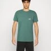 Mads Nørgaard DUSTY EMBROIDERY THOR TEE - T-Shirt Basic - Duck Green - Herren -Mads Nørgaard Verkäufe 2022 71108c2acb24455ea45b81620867273c