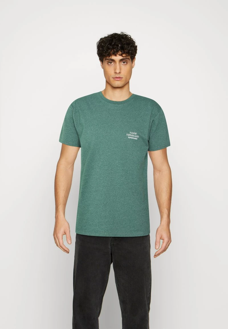 Mads Nørgaard DUSTY EMBROIDERY THOR TEE - T-Shirt Basic - Duck Green - Herren 3 Mads Nørgaard DUSTY EMBROIDERY THOR TEE - T-Shirt Basic - Duck Green - Herren