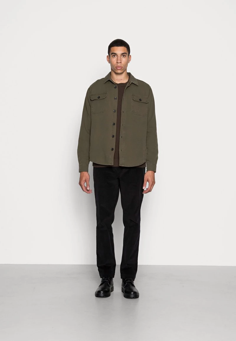 Mads Nørgaard DYED STERN - Hemd - Olive Night - Herren 4 Mads Nørgaard DYED STERN - Hemd - Olive Night - Herren – Bild 2