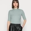 Modström - Damen KROWN - T-Shirt Basic - Sage 1 Modström - Damen KROWN - T-Shirt Basic - Sage -Mads Nørgaard Verkäufe 2022 7ec8481790274856844082a14c88f785
