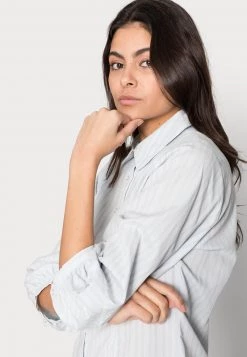 Modström - Damen JASLEEN SHIRT - Hemdbluse - Blue Stripe 11 Modström - Damen JASLEEN SHIRT - Hemdbluse - Blue Stripe -Mads Nørgaard Verkäufe 2022 858b5eb7f84b4740be81d8d3adbd11a1