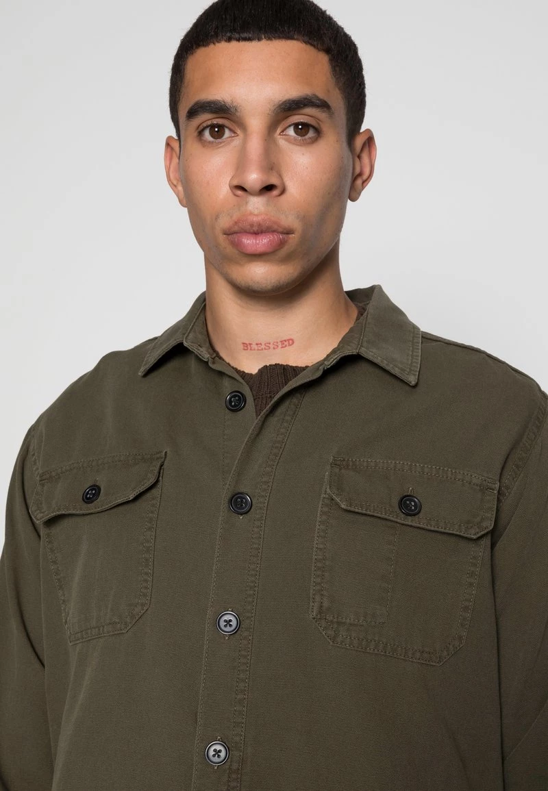 Mads Nørgaard DYED STERN - Hemd - Olive Night - Herren 7 Mads Nørgaard DYED STERN - Hemd - Olive Night - Herren – Bild 5