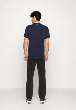 Mads Nørgaard - Herren DUSTY EMBROIDERY THOR TEE - T-Shirt Basic - Indigo 9 Mads Nørgaard - Herren DUSTY EMBROIDERY THOR TEE - T-Shirt Basic - Indigo -Mads Nørgaard Verkäufe 2022 9118c8d9b87f47738001e2a7ca0b1361