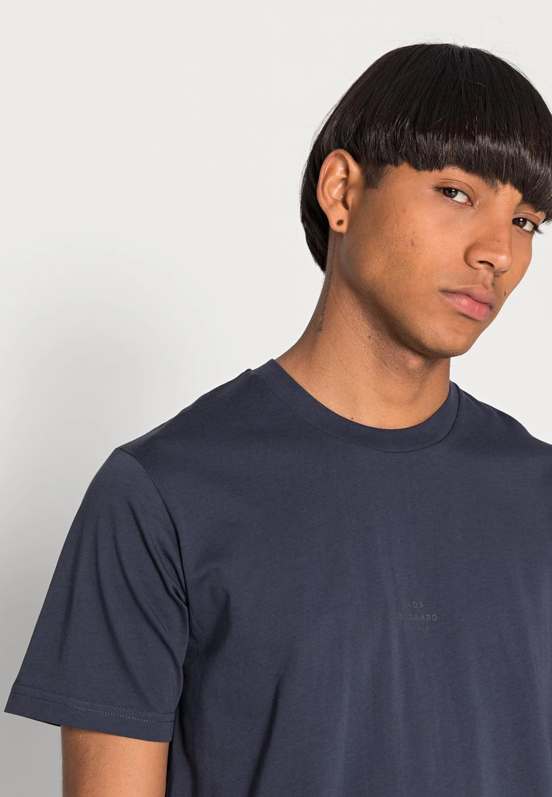 Mads Nørgaard - Herren ORGANIC TWIN LOGO TEE - T-Shirt Basic - Inkwell 7 Mads Nørgaard - Herren ORGANIC TWIN LOGO TEE - T-Shirt Basic - Inkwell – Bild 5