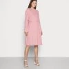 Mads Nørgaard - Damen CRINCKLE POP DUPINA - Freizeitkleid - Multi Strawberry Pink -Mads Nørgaard Verkäufe 2022 b073ea7ce7bf4dcaa284b4523c4b7312