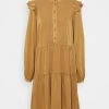 Modström - Damen HENRY DRESS - Blusenkleid - Brown Oak -Mads Nørgaard Verkäufe 2022 b31835ed45354ab59eb6b99d266cd8d4