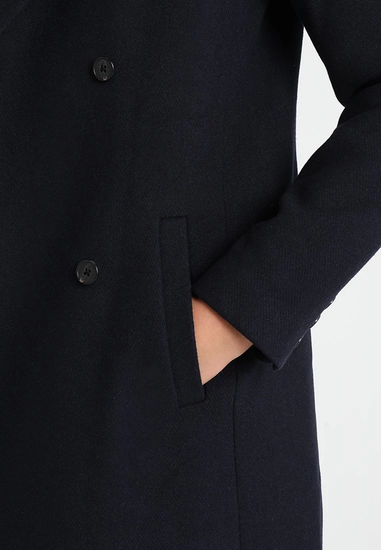 Modström ODELIA COAT - Klassischer Mantel - Navy Sky - Damen 7 Modström ODELIA COAT - Klassischer Mantel - Navy Sky - Damen – Bild 5