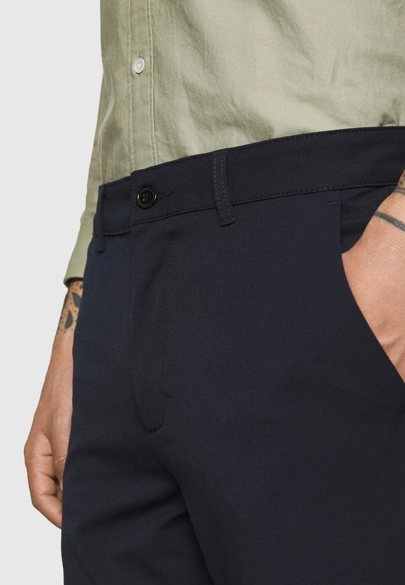 Mads Nørgaard FOLKE PETER - Stoffhose - Sky Captain - Herren 8 Mads Nørgaard FOLKE PETER - Stoffhose - Sky Captain - Herren – Bild 6