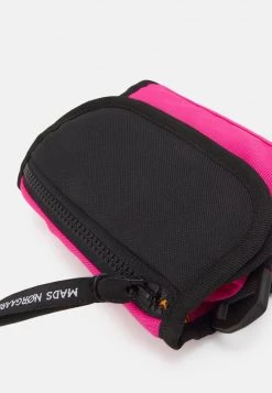 Mads Nørgaard - Damen BEL ONE CAMERO - Umhängetasche - Shocking Pink/black -Mads Nørgaard Verkäufe 2022 c6b2b20758034db2ab0da9df1955cb51