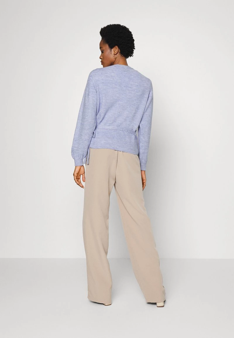 Modström OPAL V-NECK - Strickpullover - Cornflower - Damen 5 Modström OPAL V-NECK - Strickpullover - Cornflower - Damen – Bild 3