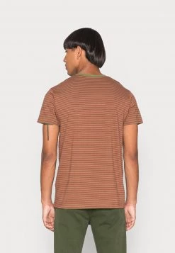 Mads Nørgaard - Herren ORGANIC MINI THOR TEE - T-Shirt Print - Sphagnum/brick Red -Mads Nørgaard Verkäufe 2022 d99603bbbd6641a8afdaaa9f805afb16