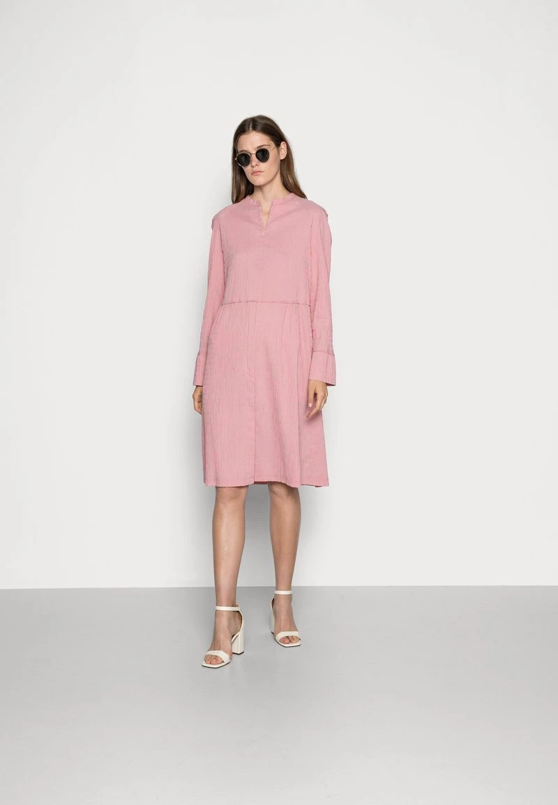 Mads Nørgaard - Damen CRINCKLE POP DUPINA - Freizeitkleid - Multi Strawberry Pink 4 Mads Nørgaard - Damen CRINCKLE POP DUPINA - Freizeitkleid - Multi Strawberry Pink – Bild 2