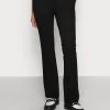 Modström TANNY FLARE PANTS - Stoffhose - Black - Damen -Mads Nørgaard Verkäufe 2022 eaed49be8f11401c89cb97567e7a5d76