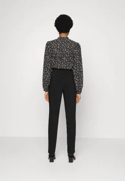 Modström GALE STRAIGHT PANTS - Stoffhose - Black - Damen 9 Modström GALE STRAIGHT PANTS - Stoffhose - Black - Damen -Mads Nørgaard Verkäufe 2022 f7084169d4e34aaebd067c7cf1637ffb