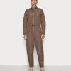 Modström - Damen KRYSTAL PADDED - Jumpsuit - Chipmunk 1 Modström - Damen KRYSTAL PADDED - Jumpsuit - Chipmunk -Mads Nørgaard Verkäufe 2022 ff6b03c1376442c39c955c05ad81d31c